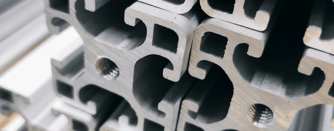 Konstrukcje aluminiowe na wymiar, czyli sposób na profesjonalne wyposażenie w zakładzie przemysłowym, produkcyjnym i magazynie
