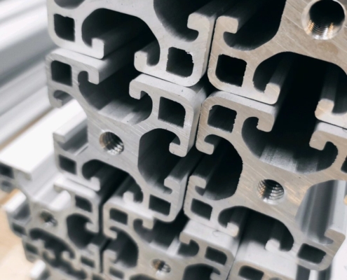Konstrukcje aluminiowe na wymiar, czyli sposób na profesjonalne wyposażenie w zakładzie przemysłowym, produkcyjnym i magazynie
