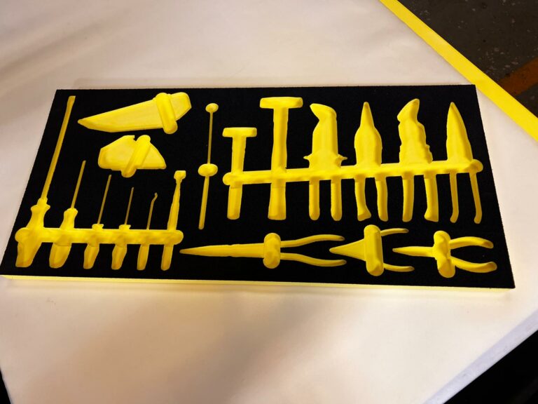 Tablice cieni z dwukolorowych pianek polietylenowych – jak eliminują błędy i zwiększają efektywność w zakładach produkcyjnych?